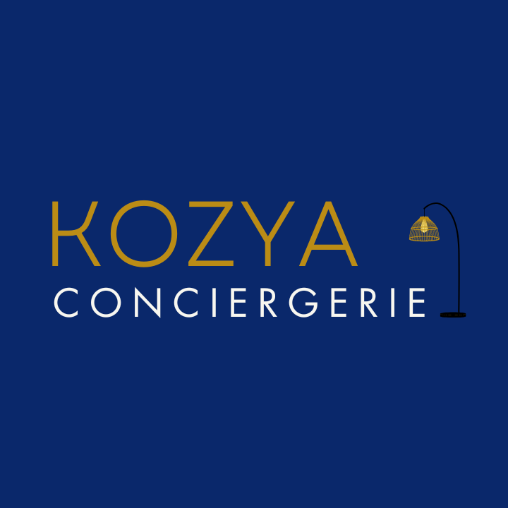 Un logo professionnel de la société Kozya Conciergerie illustrant une écriture dorée et blanche en majuscules à gauche d'une lampe de salon dorée et noire.